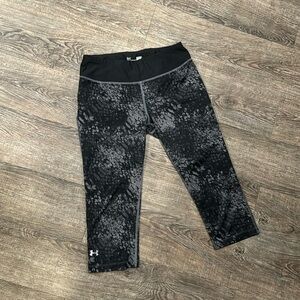 Under armor, heat gear fitted capri size, small and black and gray print